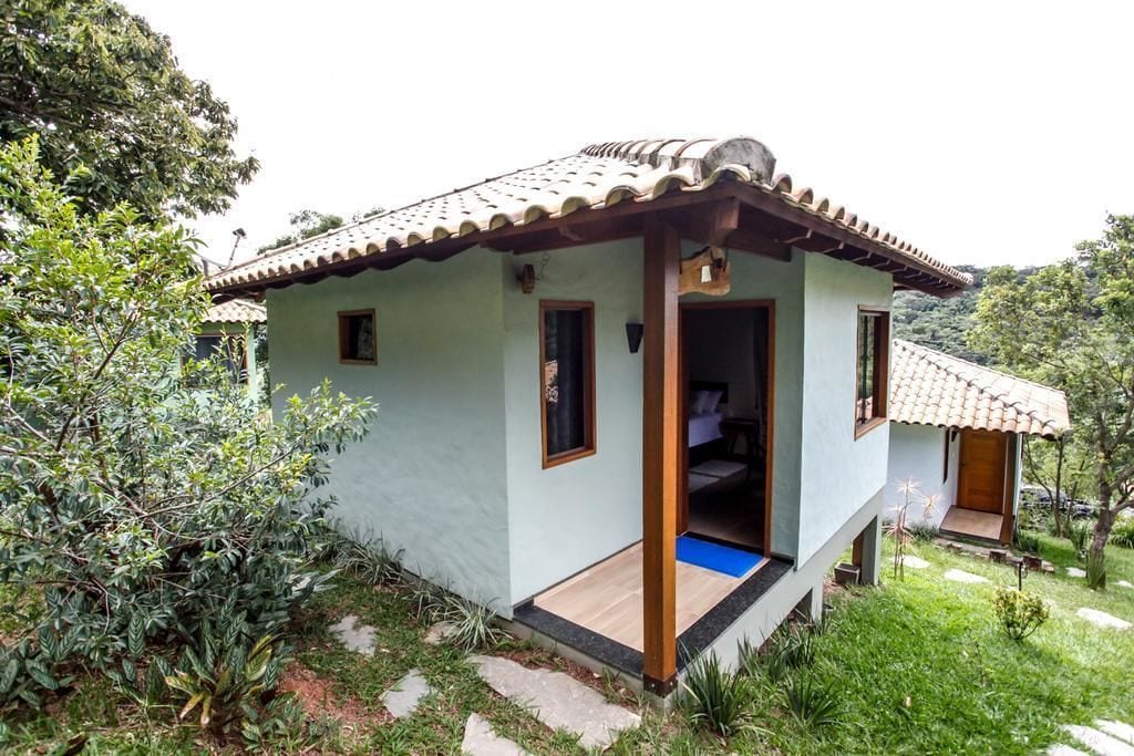 Frigobar, ferros/tábuas de passar roupa, roupa de cama