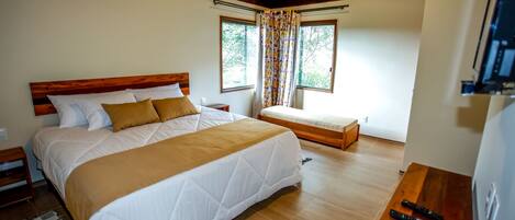 Chale Standard | Minibar, iron/ironing board, bed sheets