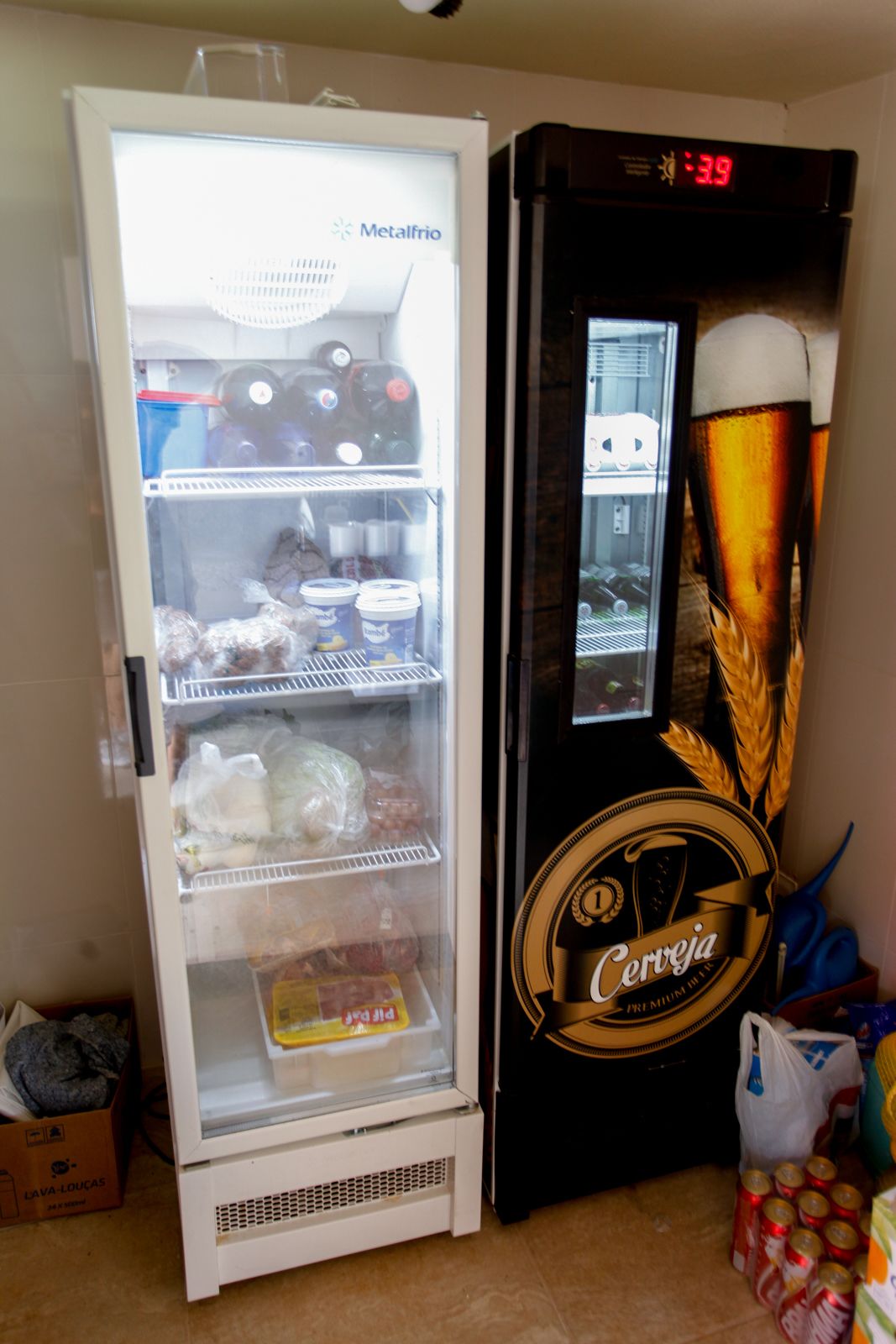 Un refrigerador con grifo de cerveza y un reloj digital que marca las tres y treinta y nueve.