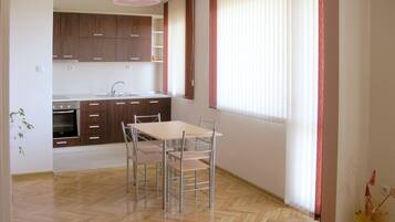 Apartment, 2 Bedrooms, City View, Sea Facing | In-room dining