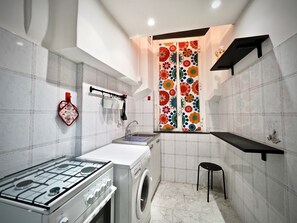 Lägenhet - 2 sovrum | Eget kök | Stort kylskåp, ugn, spishäll och grytor/köksredskap