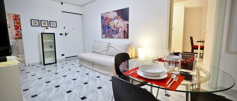 Apartment, 2 Schlafzimmer | Wohnzimmer | Fernseher