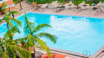 Piscine extérieure, chaises longues