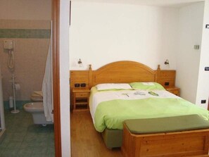 Premium bedding, in-room safe, desk, cribs/infant beds