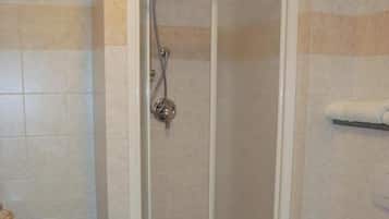 Dusche, kostenlose Toilettenartikel, Haartrockner, Bademäntel