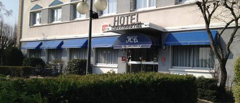 A hotel with a sign reading "HOTEL Continental."