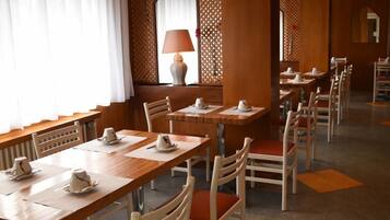 Petit déjeuner buffet (10 EUR par personne)