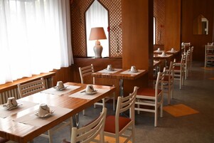 Café da manhã com buffet todos os dias (EUR 10 por pessoa) 