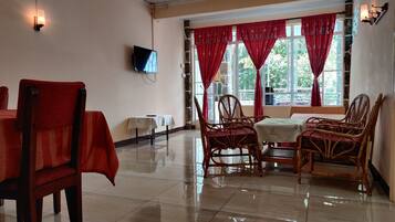 Comfort Apartment, 2 Bedrooms, Partial Sea View | Living room | Flat-screen TV