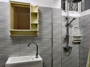 Shower, towels - Pereybere Beach Apartments (Grand-Baie)