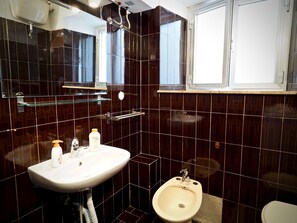 Studio | Bad | Dusj, regndusjhode, hårføner og bidé