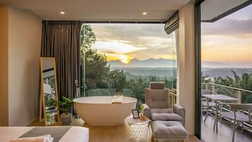Deluxe Room, Sea View | 1 bedroom, minibar, in-room safe, individually decorated