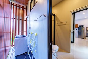 Biệt thự Deluxe | Phòng tắm | Bồn tắm và buồng tắm vòi sen riêng, bồn tắm ngâm, vòi sen phun mưa