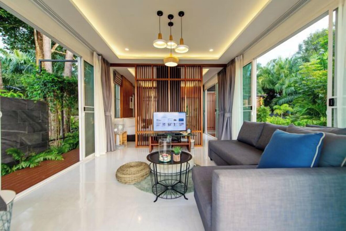 Living area | 32-inch flat-screen TV with digital channels, TV