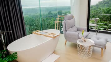 Deluxe Room, Sea View | 1 bedroom, minibar, in-room safe, individually decorated
