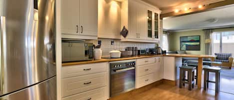 Exclusive House, 5 Bedrooms, Garden View | Private kitchen