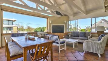 Rumah Eksklusif, 5 kamar tidur, pemandangan kebun | Teras/patio