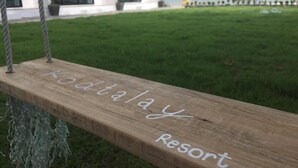 A wooden swing with the text "Koatalay Resort" written on it. - Kodtalay Resort (Tha Mai)