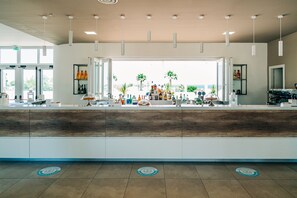 2 bars, bar en bord de piscine