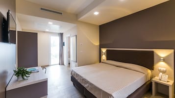 Family Room | Premium bedding, minibar, in-room safe, desk