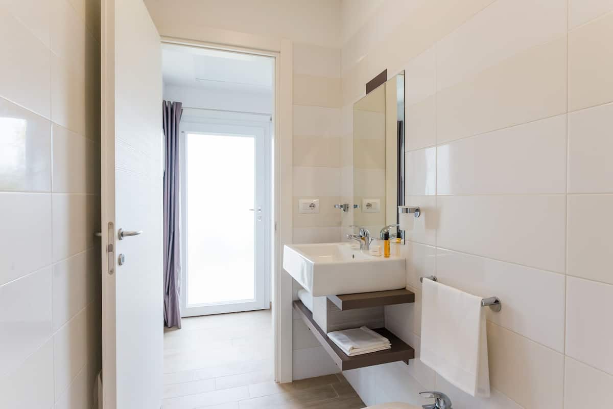 standard double room | bathroom | eco-friendly toiletries, hair dryer, bidet, towels