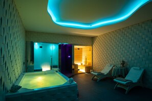 Salas de tratamiento para parejas, sauna y tina de hidromasaje 