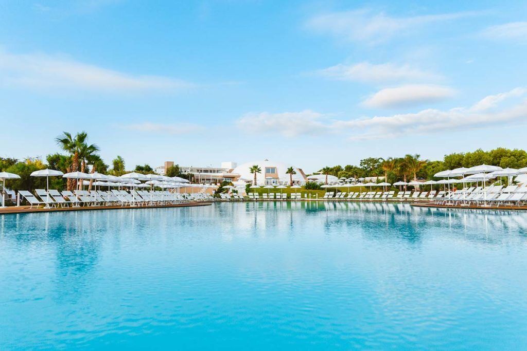 季节性开放的室外游泳池，  池畔遮阳伞，日光浴躺椅