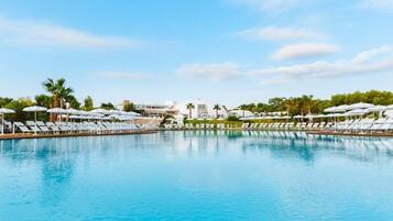 Seasonal outdoor pool, pool umbrellas, sun loungers