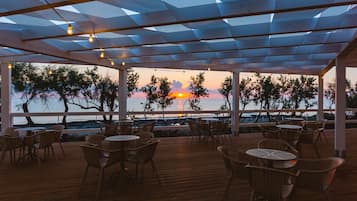 Bar en bord de piscine