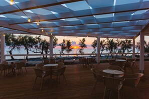 Bar en bord de piscine