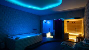 Salas de tratamiento para parejas, un sauna, una bañera de hidromasaje