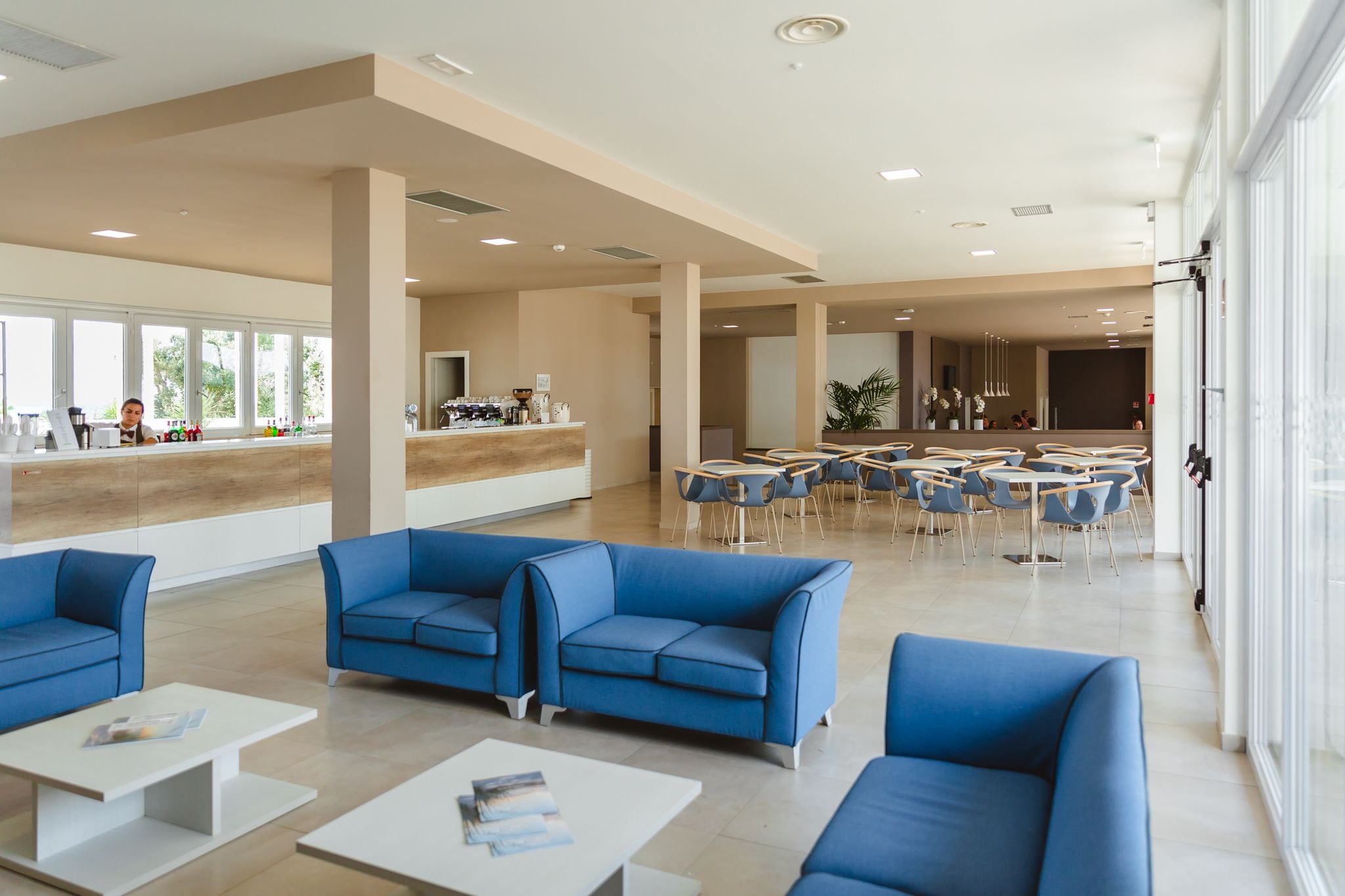 2 bars/lounges, poolside bar