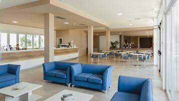 2 bars/lounges, een poolbar