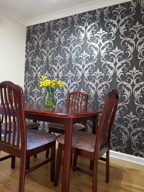 Appartamento City, 2 camere da letto | Pasti in camera