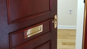 Interior entrance - Dragon - Great Western Apartment 2 Bedroom Home (Glasgow)