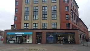 Front of property - Dragon - Great Western Apartment 2 Bedroom Home (Glasgow)