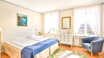 Dubbelrum (huvudbyggand) | Skrivbord, mörkläggningsgardiner, strykjärn/strykbräda och barnsängar