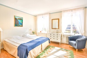 Camera doppia (Main building) | Una scrivania, tende oscuranti, ferro/asse da stiro