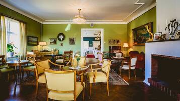 Lobby lounge