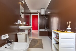 Apartamento, 5 habitaciones | Baño | Ducha, secador de pelo y bidé
