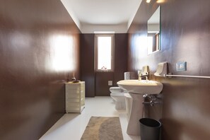 Departamento, 5 habitaciones | Baño | Regadera, secadora de cabello, bidet 