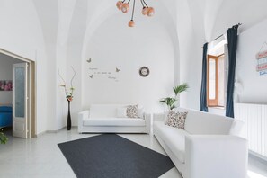 Apartamento Confort, 1 habitación | Sala de estar | Una televisión de pantalla plana