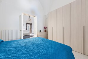 Apartamento Confort, 1 habitación | 1 dormitorio y tabla de planchar con plancha