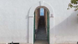 A staircase leading to an arched doorway with a sign indicating the number 34. - Casa di Pietro (Nardò)
