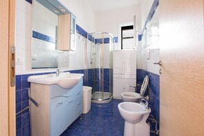 Appartement Standard, 3 chambres | Salle de bain | Douche, sèche-cheveux, bidet