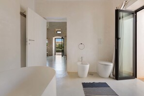 Comfort-Villa, 6 Schlafzimmer | Badezimmer | Badewanne und Dusche (separat), Haartrockner, Bidet