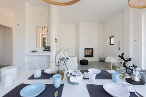 Comfort villa, 6 slaapkamers | Woonkamer | Televisie en een open haard