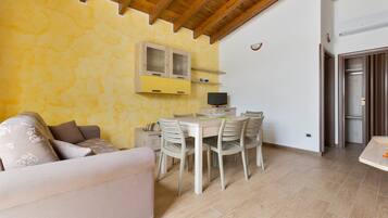 Appartamento Comfort, 2 camere da letto | Area soggiorno | TV a schermo piatto