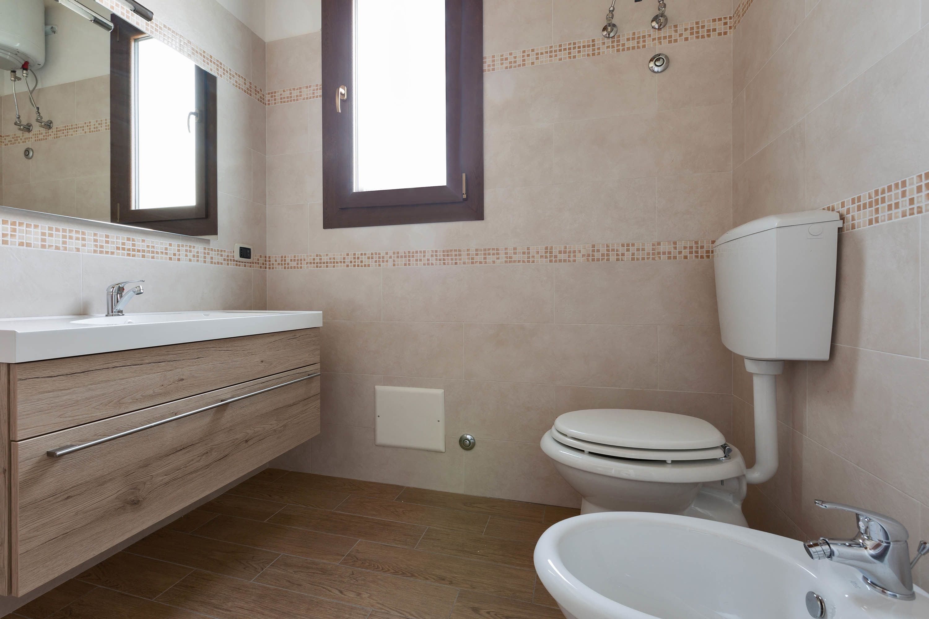 Een badkamer met een wastafel, toilet en bad.