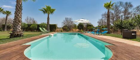 En säsongsöppen utomhuspool